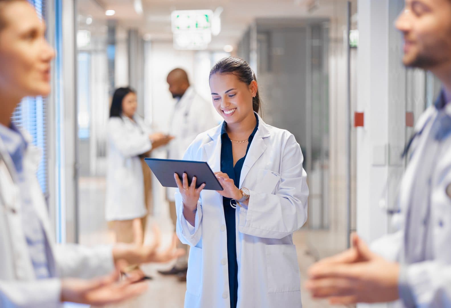 Equipo médico revisando datos de pacientes